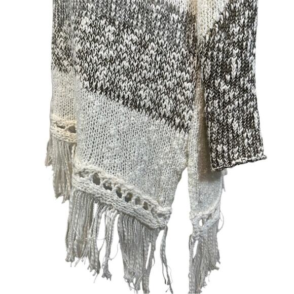 Chico's V-Neck Sweater Gray White Asymmetrical Fringe Trim, Size O (US
Size S/4) - Picture 5 of 10